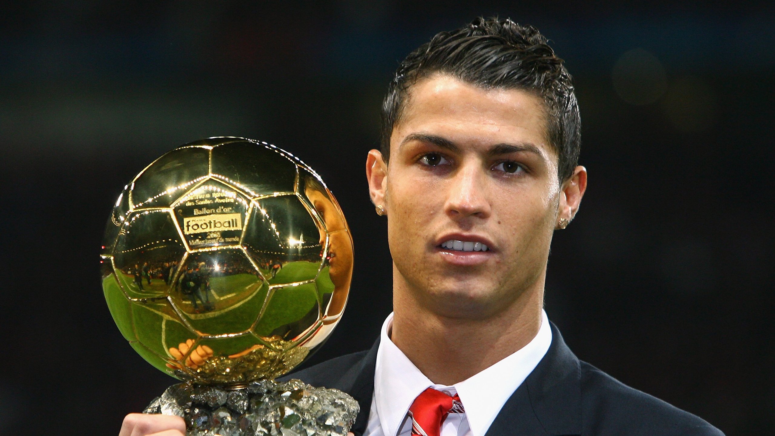 欧冠烽火再起！曼城绝境突围拉齐奥，萨拉赫化身进攻核弹撕碎防线